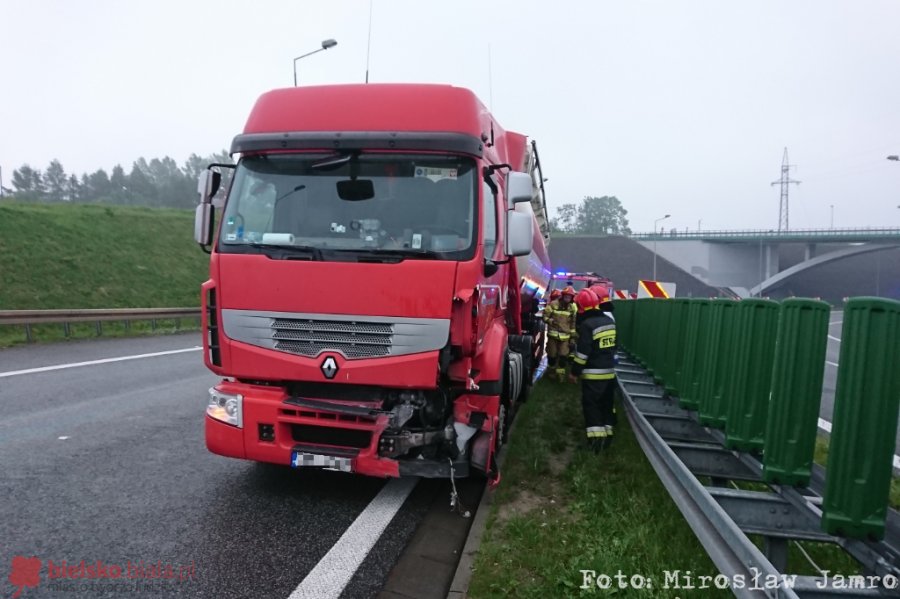 Cysterna uderzyła w barierę na "zakręcie idiotów". Akcja ratownicza - foto