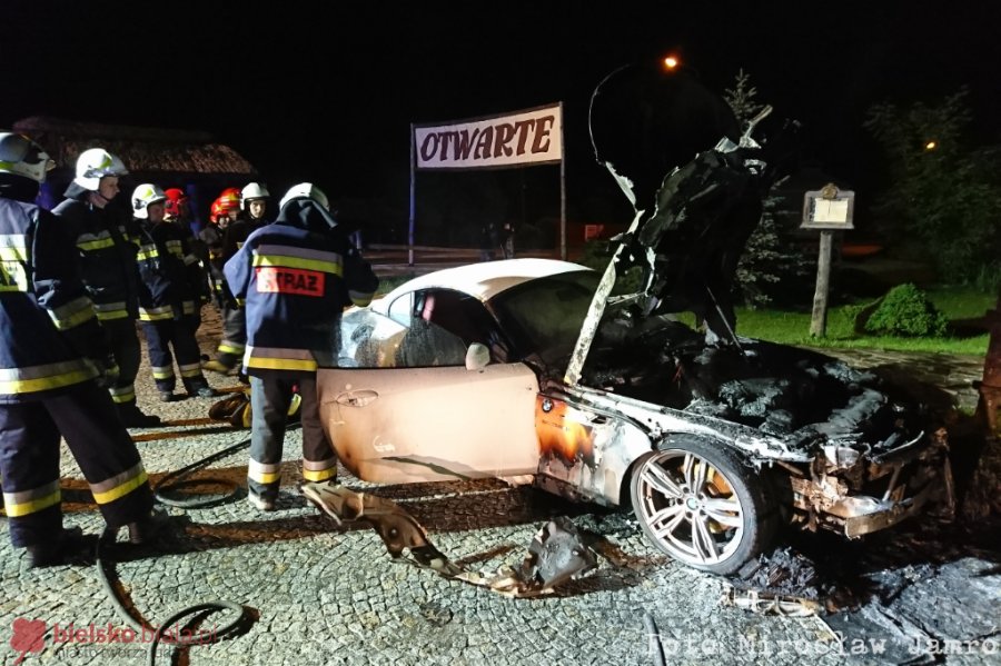 Nocny pożar samochodu. Na parkingu spłonęło bmw - foto