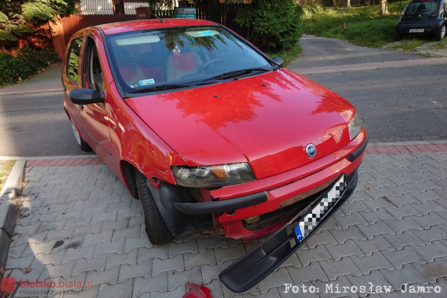Zderzenie aut na osiedlu. Sprawca nieprawidłowo skręcił - foto