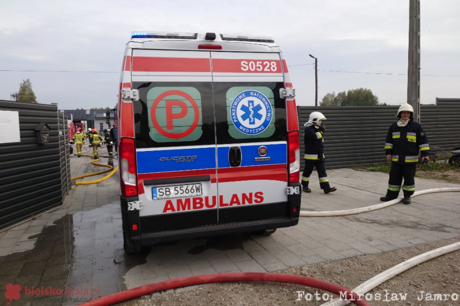 Pożar w zakładzie produkcyjnym. Jedna osoba poparzona - foto