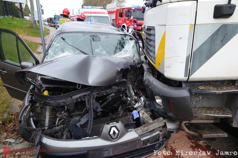 Pilne! Zderzenie ciężarówki i dwóch osobówek. Trzy ambulanse w akcji - foto