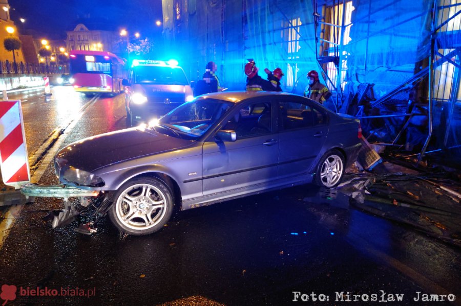 BMW staranowało rusztowanie na Zamkowej. Konstrukcji grozi