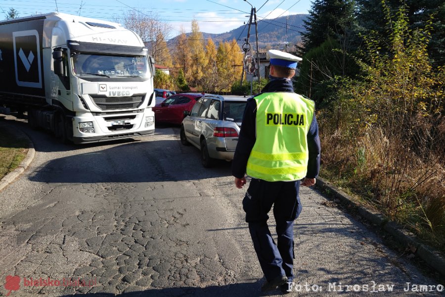 Kierowcę tira zmyliła nawigacja. Uderzył w zaparkowane BMW - foto
