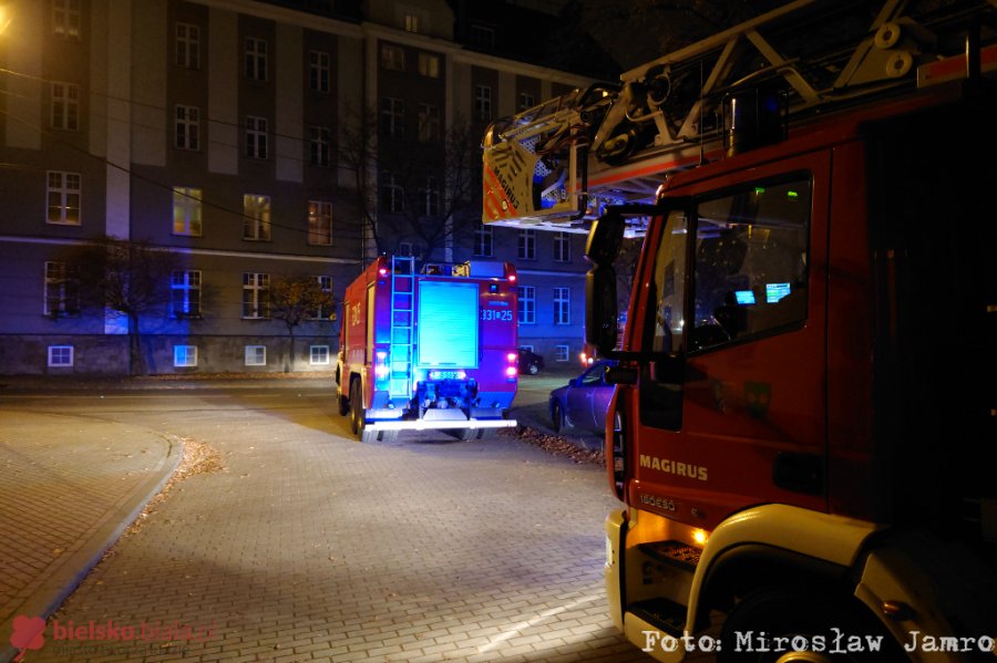Zadymienie w kamienicy. Interweniowali strażacy i policja - foto