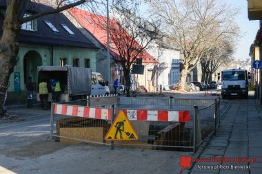 Cieszyńska jak ser szwajcarski. Z Grottgera zwinięto nawet asfalt ZDJĘCIA