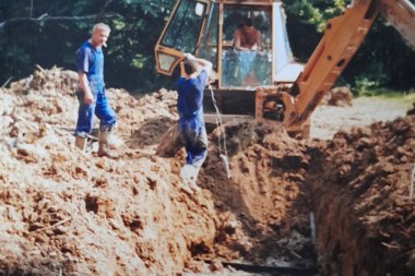 Rekreacja na mogiłach. Upiorna prawda tamtych lat. Uwaga, drastyczne zdjęcia!