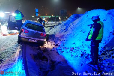 Na rondzie zawisł na podwoziu. Nie zmienił opon letnich na czas - foto