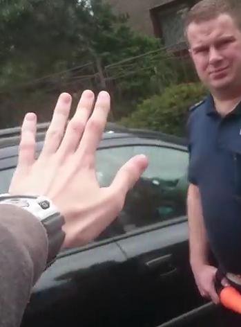 Przybijał piątki z nieznajomymi - wideo