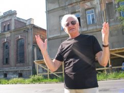 Stanisław Janicki na tle ?swojego? browaru przy ul. Cieszyńskiej w Bielsku-Białej. Fot. Mirosław Łukaszuk.