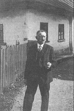 Dziadek Stanisława Jan Janicki. Za nim rodzinny dom Janickich w Skoczowie przy ul. Szkolnej. Fot. z albumu rodzinnego Stanisława Janickiego.