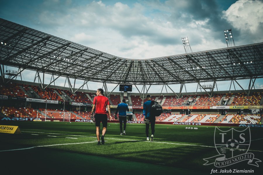 Liga Mistrzów UEFA w Bielsku-Białej? Specjalny korytarz dla piłkarzy